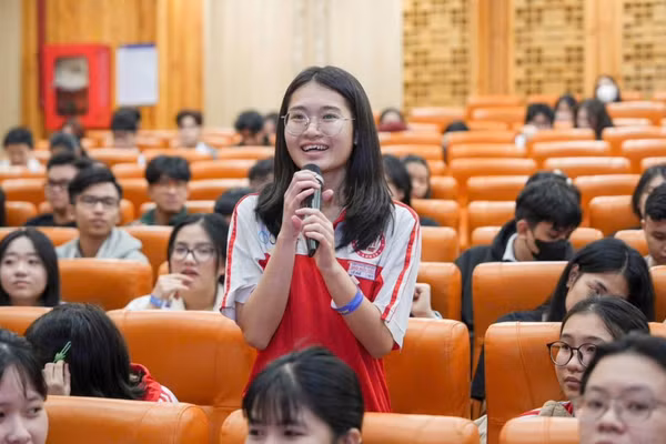 Học sinh Trường THPT Đào Sơn Tây tham gia chuyến trải nghiệm thực tế tại Trường Đại học Quốc tế Sài Gòn. Ảnh: ST