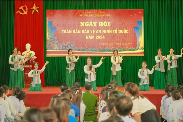Ngày hội toàn dân bảo vệ an ninh Tổ quốc tại Trường THPT Sơn Động số 2 (Bắc Ninh). Ảnh: NTCC