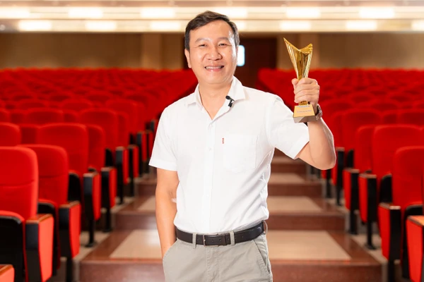TS Phùng Văn Phúc có 6 năm liền được vinh danh trong danh sách 100.000 nhà khoa học có ảnh hưởng nhất thế giới. Ảnh: NVCC