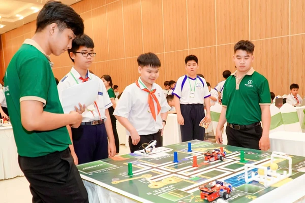 Học sinh TP Cần Thơ tham gia Cuộc thi Robothon cấp thành phố năm 2025. Ảnh: Quốc Ngữ