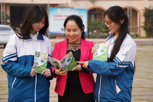 Cô Nguyễn Thu Quyên, giáo viên có những giải pháp ứng dụng công nghệ hiệu quả trong giáo dục của Trường THPT Chuyên Nguyễn Trãi (Hải Phòng) và học trò. Ảnh: NVCC