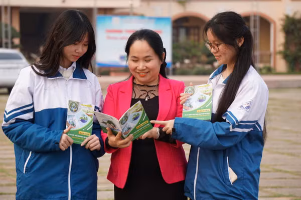Cô Nguyễn Thu Quyên, giáo viên có những giải pháp ứng dụng công nghệ hiệu quả trong giáo dục của Trường THPT Chuyên Nguyễn Trãi (Hải Phòng) và học trò. Ảnh: NVCC