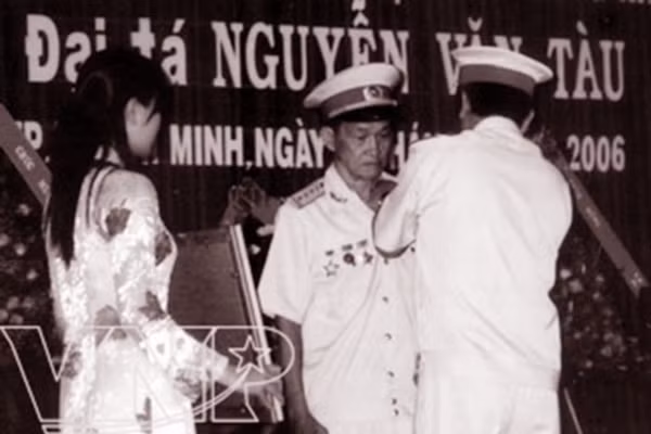Đại tá Tư Cang nhận danh hiệu Anh hùng lực lượng vũ trang nhân dân năm 2006. Ảnh: Tư liệu.