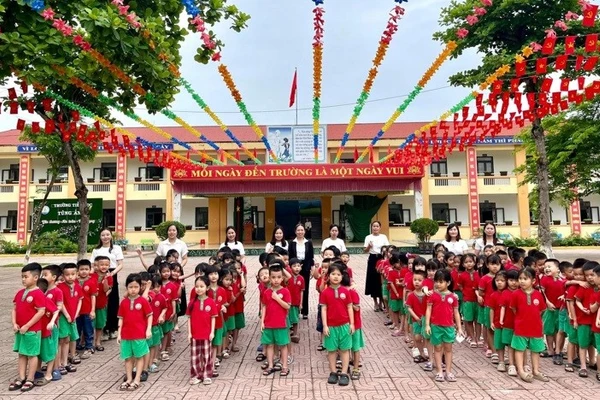 Trẻ 5 tuổi Trường Mầm non Tùng Ảnh tham quan tại Trường TH Tùng Ảnh (Đức Thọ, Hà Tĩnh). Ảnh: NVCC