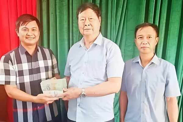 Thầy Khương Văn Hưng (giữa) trao số tiền ủng hộ người dân cho đại diện địa phương xã Quỹ Nhất, Ninh Bình.