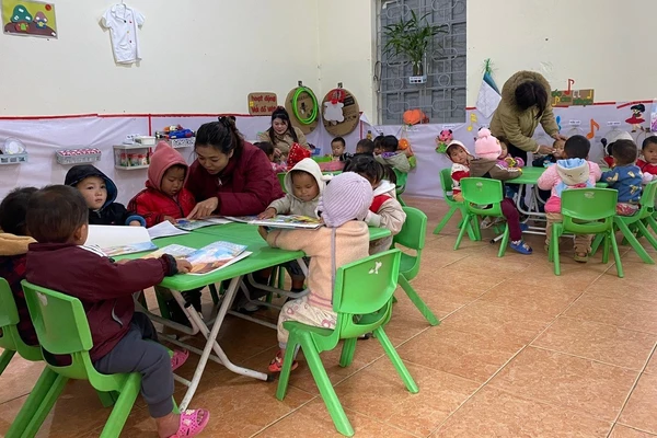 Học sinh vùng cao Dào San được nhắc nhở mặc đủ ấm khi đến trường mùa rét.