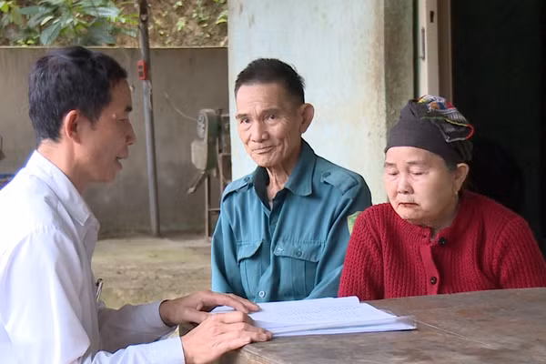 Ông Lò Đức Thuận - Bí thư Chi bộ kiêm Trưởng bản Giàng phiên dịch cho bà con đồng bào hiểu nội dung lá phiếu.