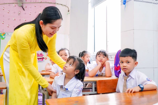 Cô trò Trường Tiểu học Ngô Quyền (TP Cần Thơ). Ảnh minh họa: Thành Thật