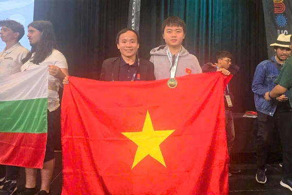 Võ Trọng Khải và thầy Phan Văn Thái - giáo viên bồi dưỡng Toán, Trường THPT chuyên Phan Bội Châu. Ảnh: NVCC