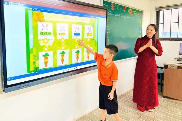 Học sinh tham gia tương tác bài học trên bảng.