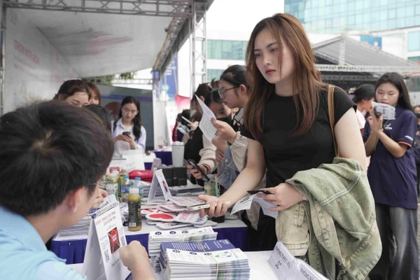 Sinh viên tiếp xúc với nhà tuyển dụng tại Phenikaa Career Fair. Ảnh: NTCC