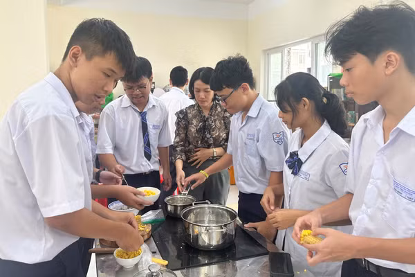 Cô Ngô Thị Hồng Ngọc hướng dẫn học sinh chuẩn bị các món ăn. Ảnh: MA
