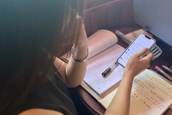 Sinh viên cần xem xét kỹ các văn bản thông báo học bổng và lựa chọn trung tâm du học chính thống. Ảnh minh họa: Thùy Linh 