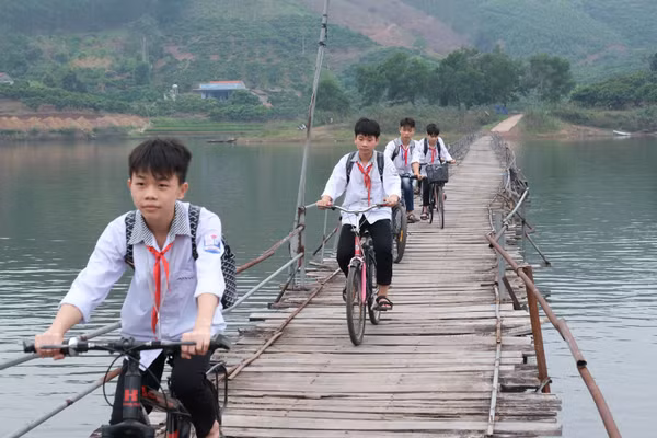 Di chuyển qua cầu phao tạm đã xuống cấp gần như là lựa chọn duy nhất của học sinh vùng lòng hồ.