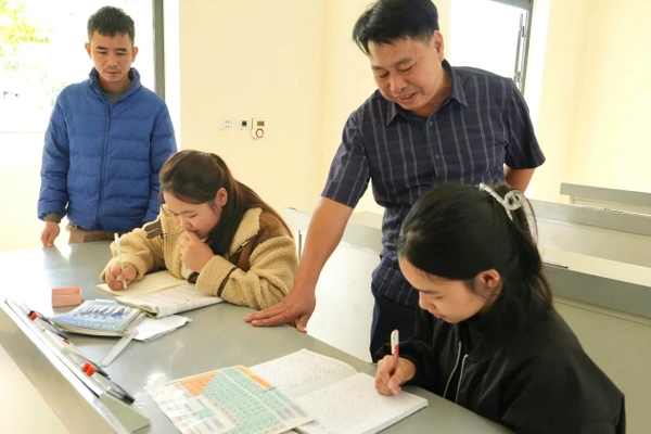 Giờ bồi dưỡng học sinh tham gia kỳ thi học sinh giỏi cấp tỉnh.