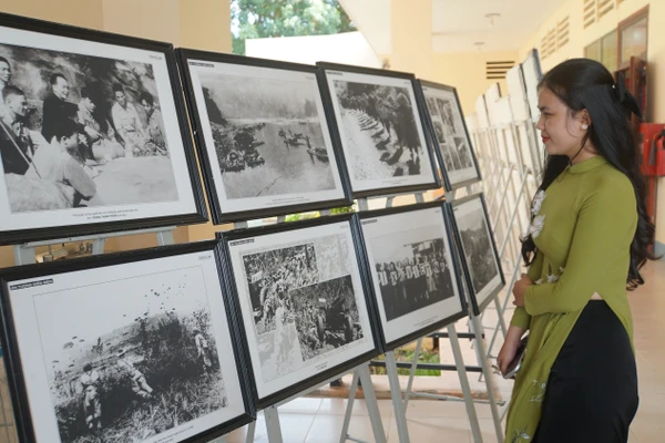 Đoàn viên trẻ xem triển lãm ảnh kỷ niệm 70 năm Chiến thắng Điện Biên Phủ (7/5/2024) tại TPHCM. Ảnh: Mạnh Tùng