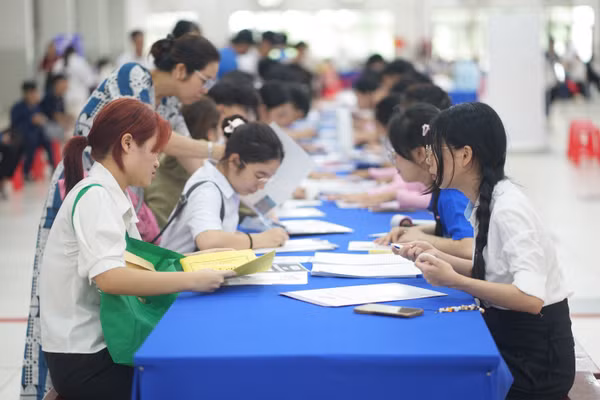 Thí sinh làm thủ tục nhập học tại Trường Đại học Tôn Đức Thắng, tháng 8/2025. Ảnh: Duy Khánh