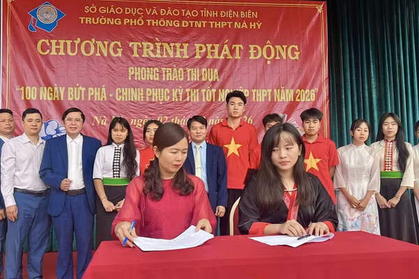 Cô, trò Trường PTDTNT THPT Nà Hỳ ký cam kết, thể hiện quyết tâm cao trong đợt “bứt tốc” này. Ảnh: NVCC