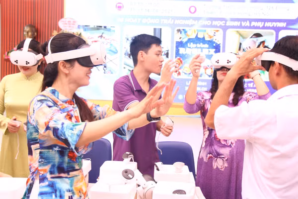 Giáo viên Trường THCS Vĩnh Hưng (Hà Nội) trải nghiệm với thiết bị AI. Ảnh: TG