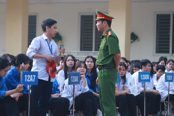 Hoạt động tuyên truyền pháp luật tại Trường THPT Hoài Đức C (Sơn Đồng, Hà Nội). Ảnh: Đình Tuệ 