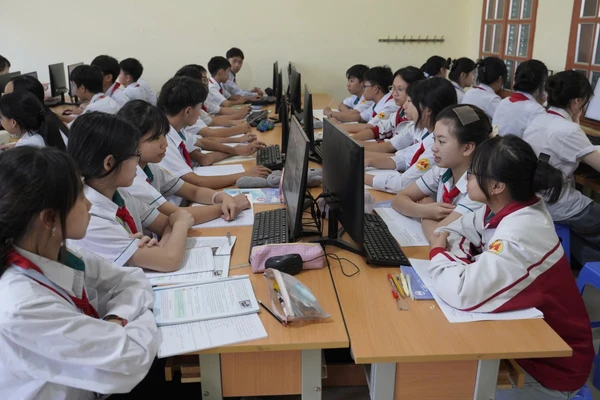 Học sinh Trường THCS Mộc Ly (Mộc Châu, Sơn La) trong giờ học công nghệ.
