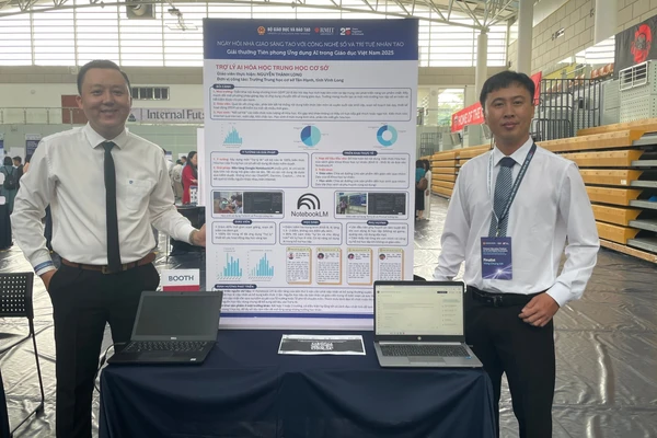 Thầy Nguyễn Thành Long (phải) bên sản phẩm trợ lý ảo giới thiệu tại triển lãm ngày hội “Nhà giáo sáng tạo với công nghệ số và trí tuệ nhân tạo” năm 2025. Ảnh: Hà An