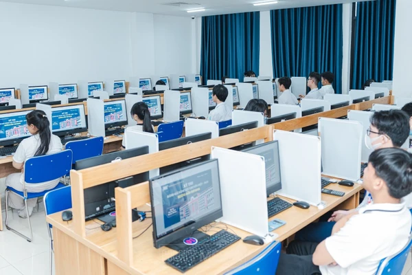 Thí sinh dự thi đánh giá năng lực chuyên biệt do Trường Đại học Sư phạm TPHCM tổ chức năm 2025. Ảnh: HUIT