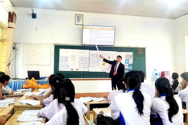 Thầy trò Trường THPT Đắk Mil (Lâm Đồng) ôn thi tốt nghiệp THPT 2025. Ảnh: NT