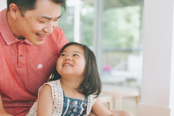 Gia đình chính là nền tảng đầu tiên để giúp trẻ biết tôn trọng và giữ gìn sự trong sáng của tiếng Việt. Ảnh minh họa: ITN.