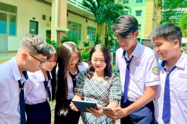 Bà Nguyễn Thị Kim Huệ, Hiệu trưởng Trường THPT Bình Tân (TPHCM), trao đổi thông tin với học sinh. Ảnh: Minh Anh