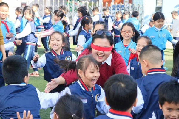 Học sinh Trường Tiểu học và THCS Nguyễn Khuyến (phường Thành Nhất) tham gia các hoạt động trải nghiệm trong giờ ra chơi. Ảnh: TT