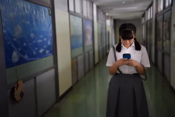 Trong trường hợp phát hiện bị người khác quay/chụp tại nơi công cộng, trẻ cần bình tĩnh và lịch sự xử lý tình huống. Ảnh: SCMP 