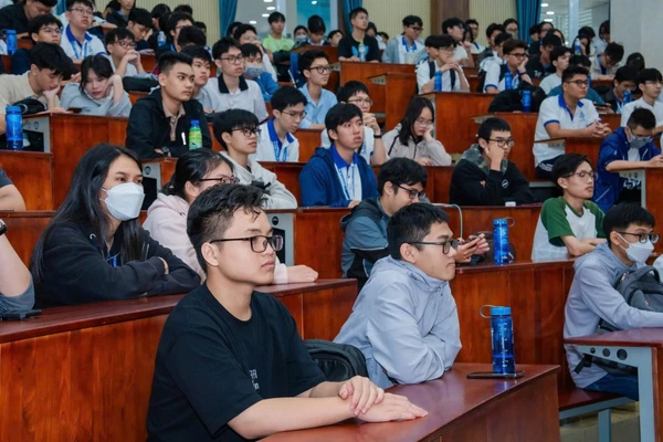 Tân sinh viên Trường Đại học Công nghệ Thông tin (Đại học Quốc gia TPHCM) tại giảng đường đại học. Ảnh: H.Khang