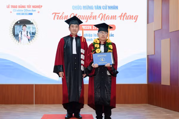 Tân cử nhân Trần Nguyễn Nam Hưng tại buổi lễ tốt nghiệp. Ảnh: HCMUS