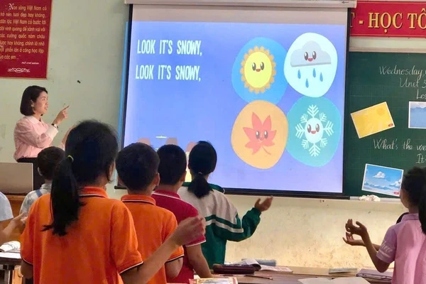 Giờ học tiếng Anh tại Trường Tiểu học Hạ Hòa (Phú Thọ). Ảnh: NTCC