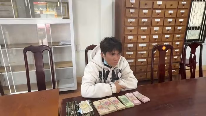 Phan Đình Tư cùng tang vật tại cơ quan Công an. (Ảnh: S.Đ)