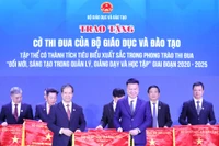Nhà báo Triệu Ngọc Lâm - Tổng Biên tập Báo Giáo dục và Thời đại thay mặt tập thể Báo nhận Cờ thi đua từ Bộ trưởng Nguyễn Kim Sơn. Ảnh: Lê Cường.