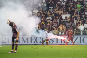 Trận play-off bóng đá Ý hỗn loạn, bị hủy giữa chừng