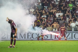 Trận play-off bóng đá Ý hỗn loạn, bị hủy giữa chừng