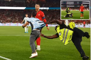 Chùm ảnh: Vất vả ngăn cổ động viên quá khích tiếp cận Ronaldo 