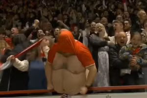 Video: Màn ăn mừng ‘có một không hai’ tại bóng đá Anh