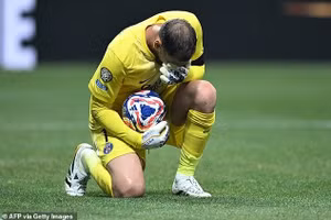 Thủ môn PSG nghẹn ngào xin lỗi cầu thủ Bayern Munich sau pha va chạm kinh hoàng