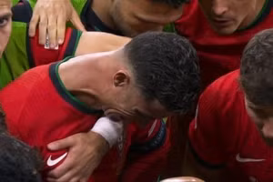 Chùm ảnh: Ronaldo khóc nghẹn vì đá hỏng phạt đền ở vòng 1/8 EURO 2024 