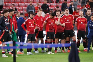 Man Utd ‘tan đàn xẻ nghé’ sau trận thua Tottenham