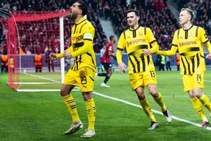 Dortmund ngược dòng thắng Lille, đấu Barcelona ở tứ kết Champions League 