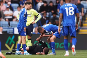 Khoảnh khắc kỳ lạ chưa từng thấy ở Ngoại hạng Anh 