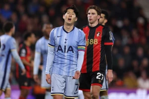 Cầu thủ Bournemouth đi vào lịch sử, Tottenham gây thất vọng