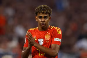 Thần đồng bóng đá Tây Ban Nha mua nhà tặng bố mẹ và người thân