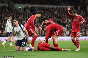 Liverpool trả giá đắt cho chiến thắng trước Tottenham 