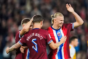 Haaland xin lỗi thủ môn Moldova sau khi ghi 5 bàn thắng